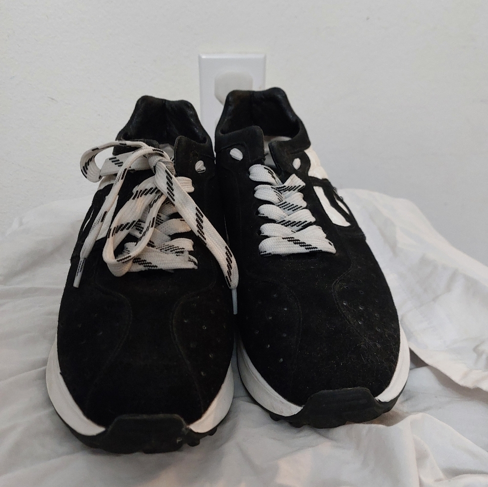 Black and White Gym Shoes size 39 - Picture 8 of 8